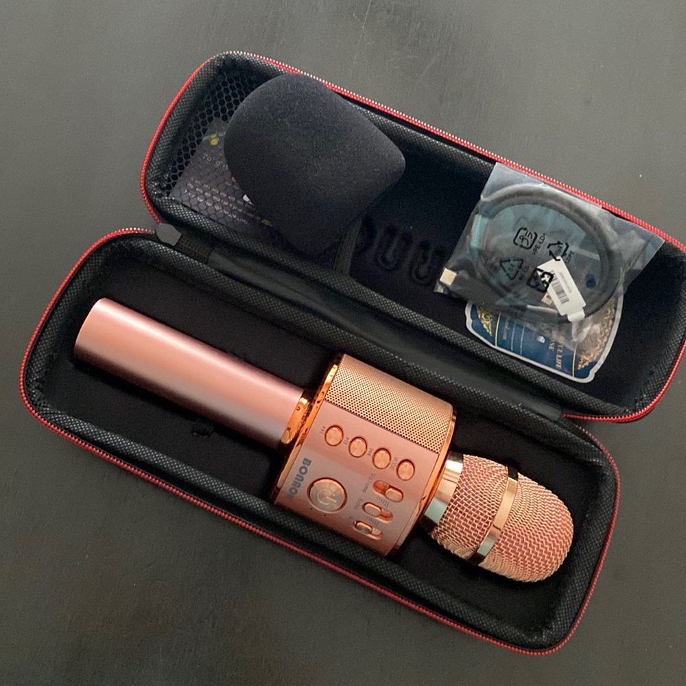 BONAOK Wireless Bluetooth Karaoke Microphone with case- New